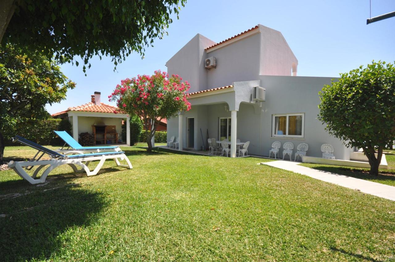 Well-Appointed Villa Is Situated In The Popular Resort Of Vilamoura Quarteira Kültér fotó