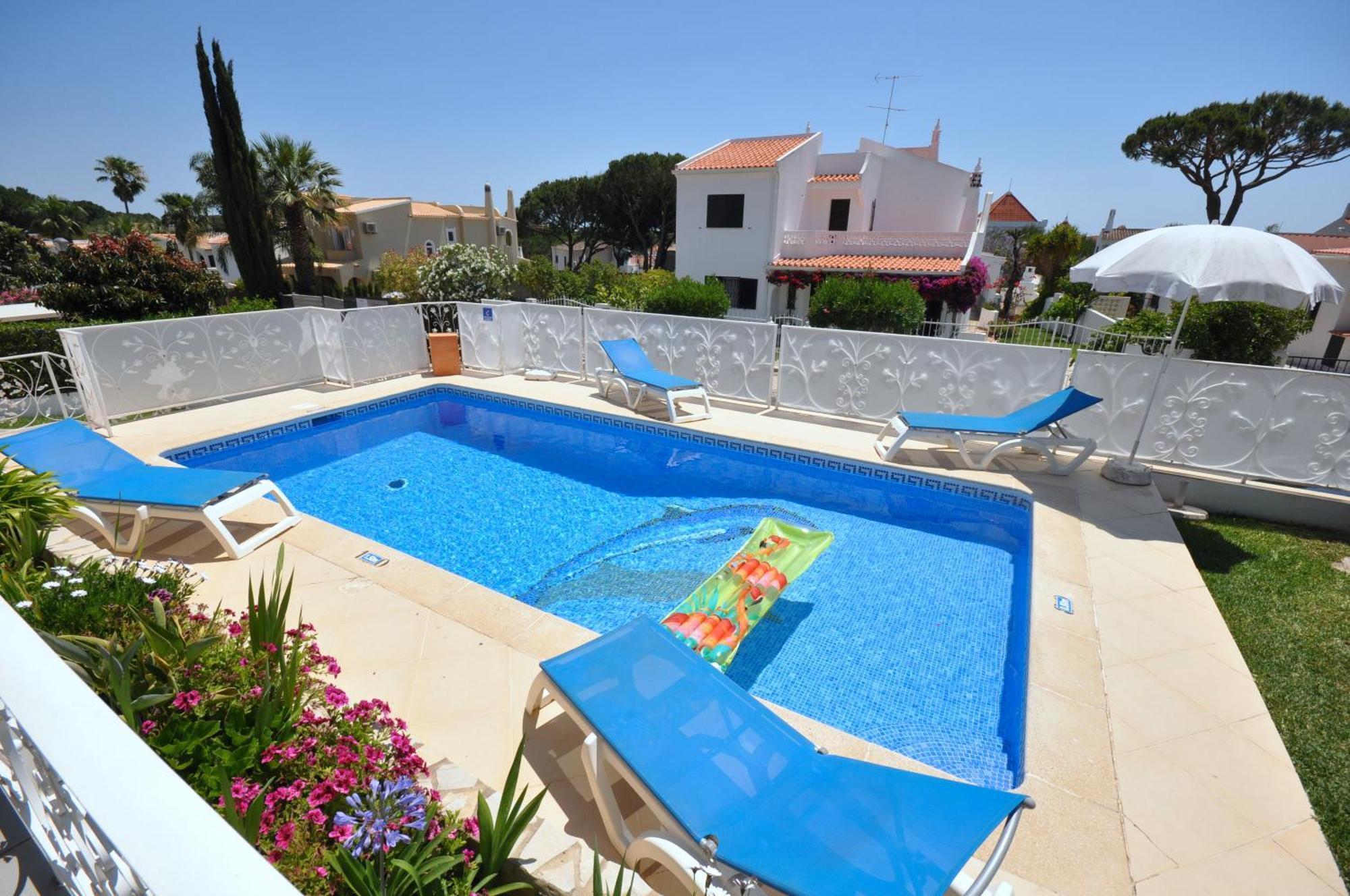 Well-Appointed Villa Is Situated In The Popular Resort Of Vilamoura Quarteira Kültér fotó