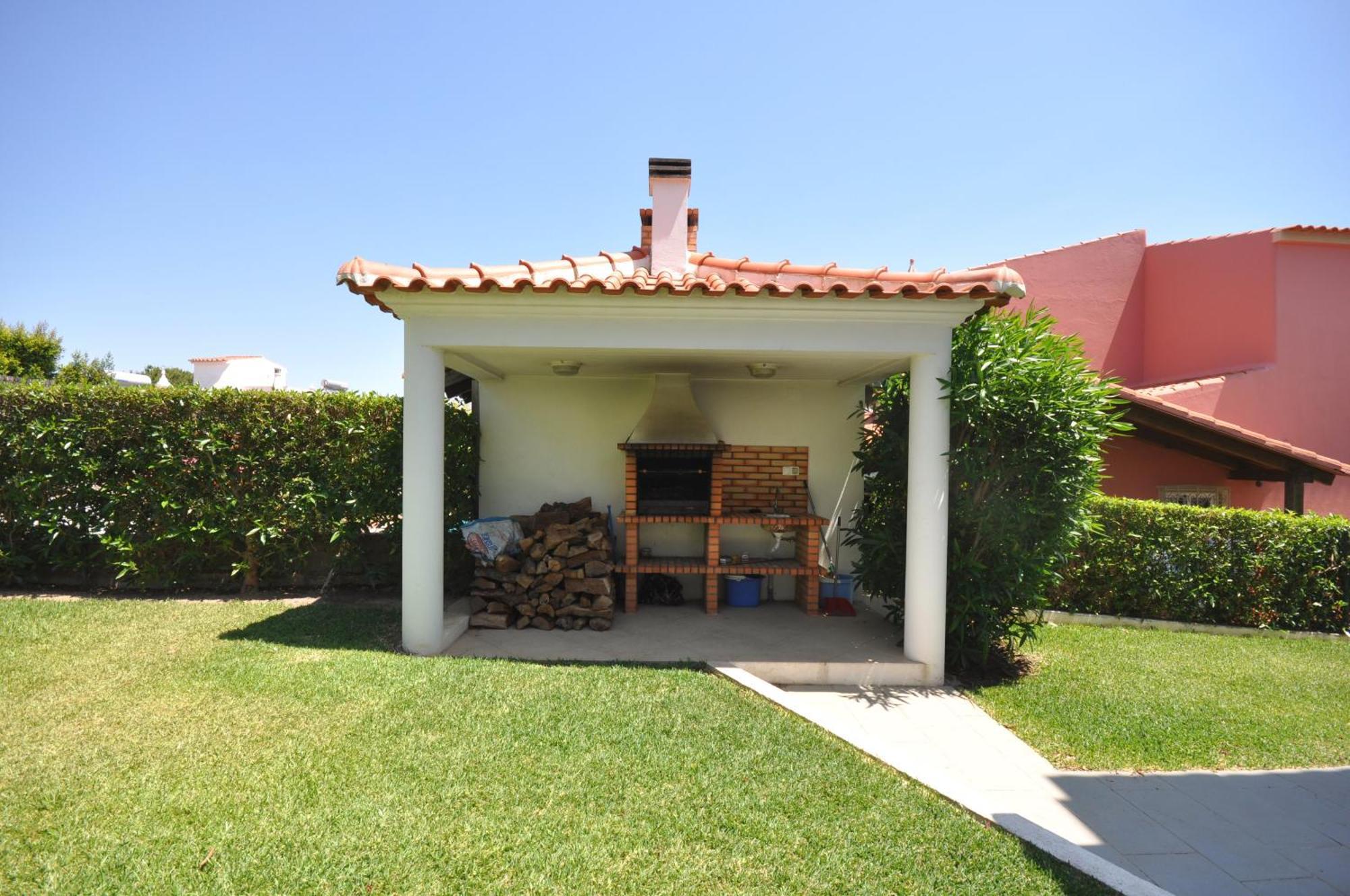 Well-Appointed Villa Is Situated In The Popular Resort Of Vilamoura Quarteira Kültér fotó